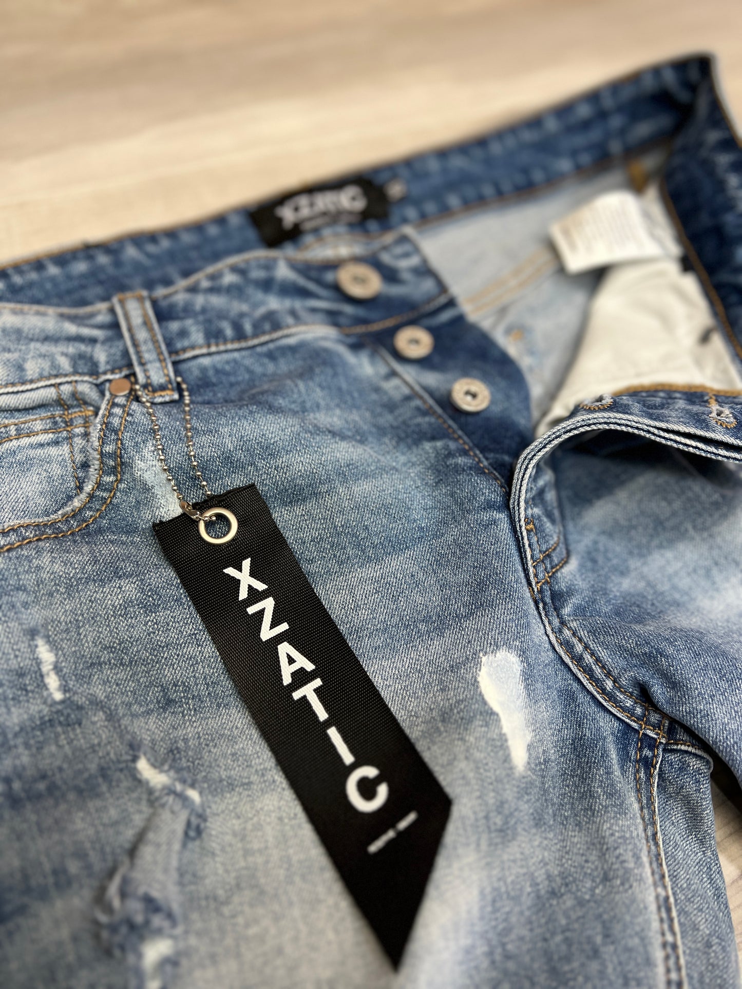 XZATIC SIGNATURE BUTTON JEANS IN LIGHT WASH