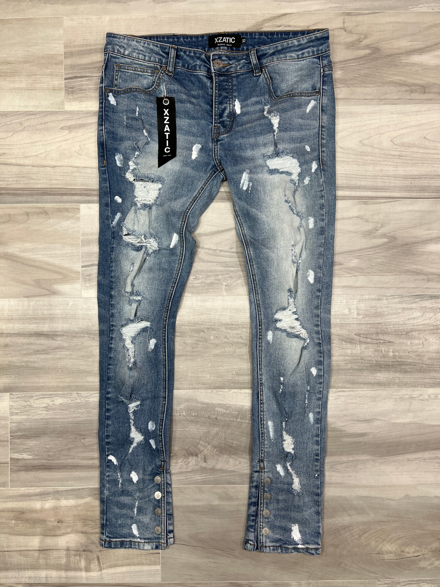 XZATIC SIGNATURE BUTTON JEANS IN LIGHT WASH