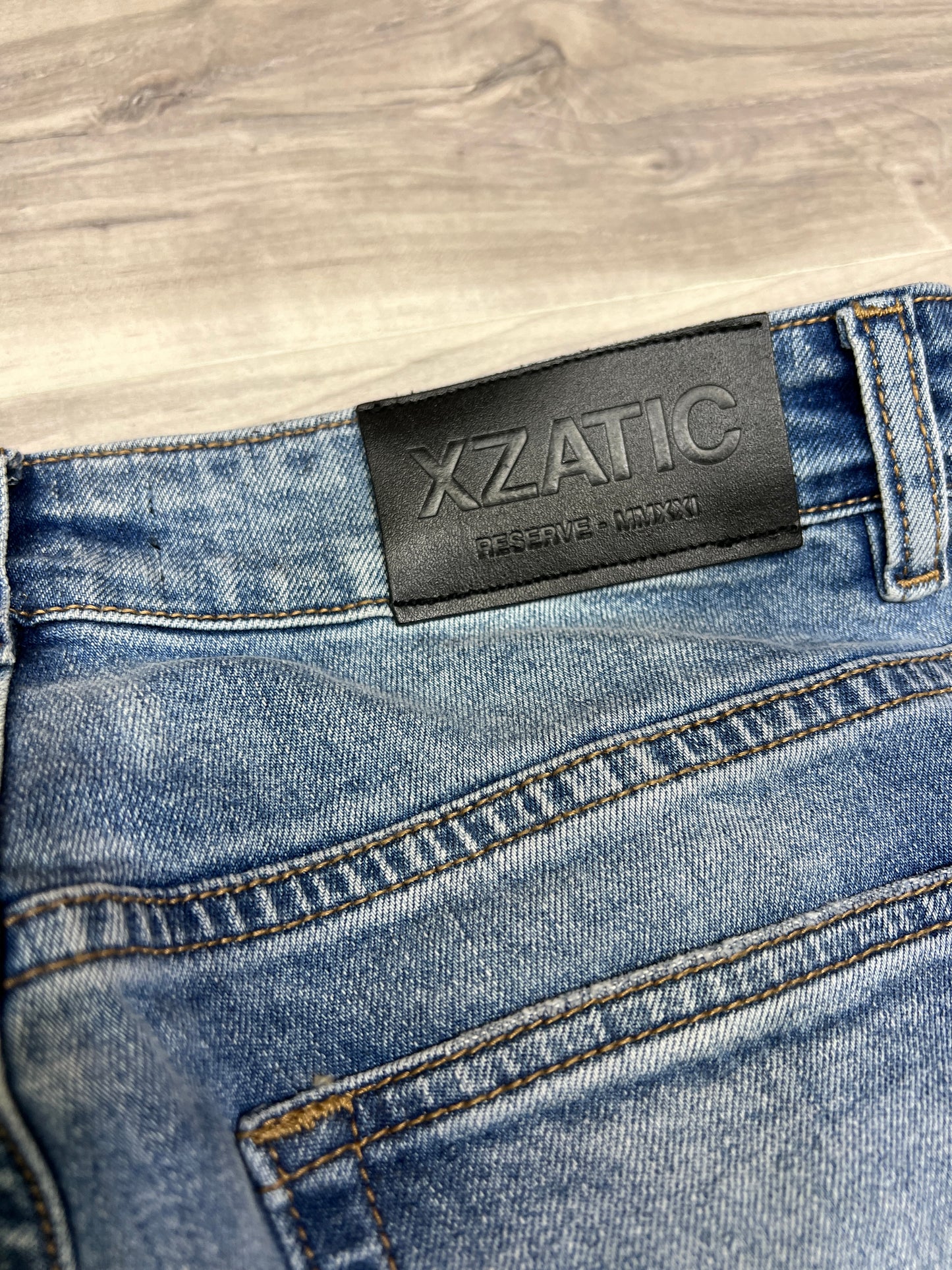 XZATIC SIGNATURE BUTTON JEANS IN LIGHT WASH